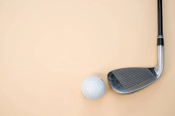 Egy Közeli Felvétel Egy Golflabdáról Egy Rózsaszín Hátterű Klubról — Stock Fotó