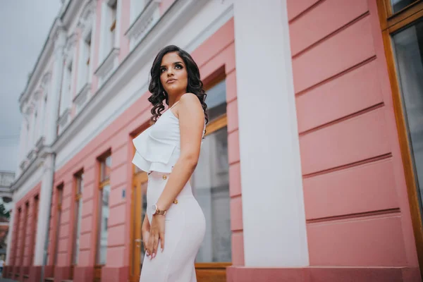 Une Jeune Fille Brune Posant Devant Bâtiment Aux Murs Roses — Photo