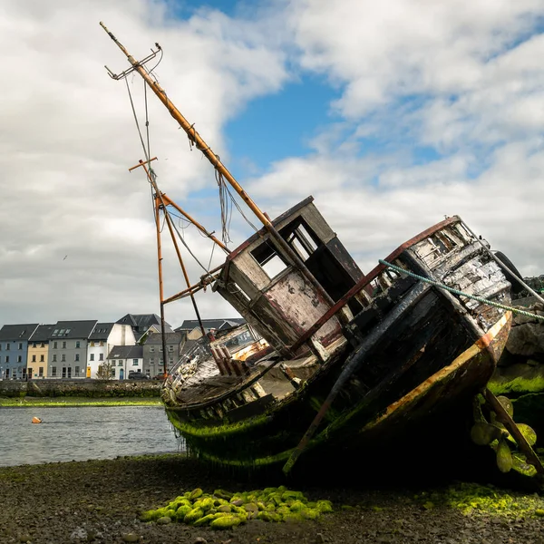 Barco Abandonado Frente Costa Galway Irlanda — Foto de Stock