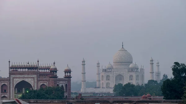 Mauzoleum Kości Słoniowej Białego Marmuru Taj Mahal Południowym Brzegu Rzeki — Zdjęcie stockowe