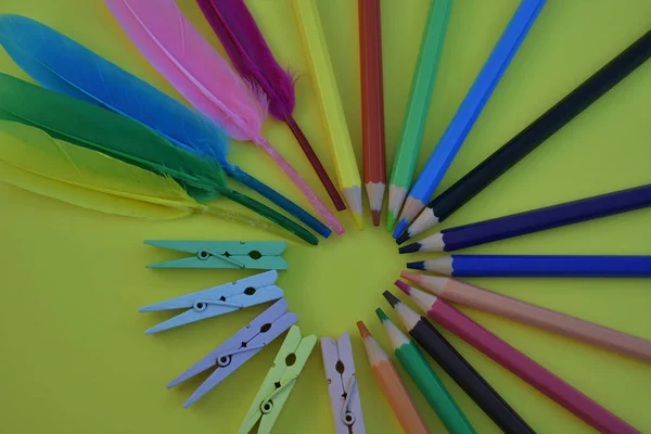 Une Vue Dessus Des Crayons Colorés Des Pinces Linge Faisant — Photo