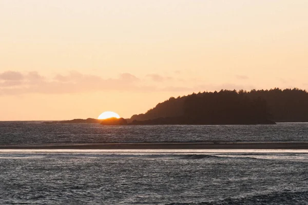 Hermoso Paisaje Una Puesta Sol Dorada Sobre Tranquilo Lago — Foto de Stock