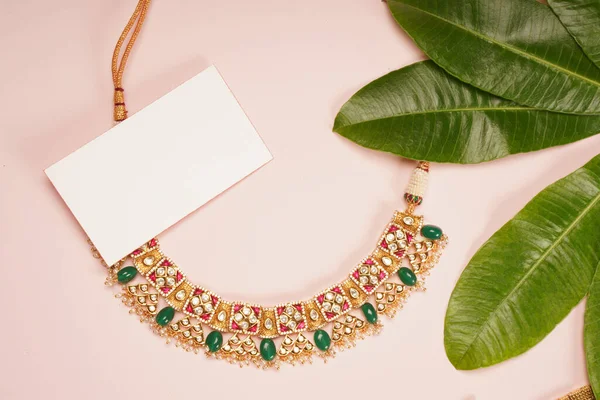 Överblick Över Ett Vackert Halsband Rosa Yta Dekorerad Med Gröna — Stockfoto