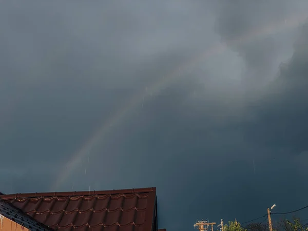 Una Vista Fascinante Hermoso Arco Iris Después Llover —  Fotos de Stock