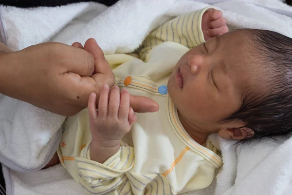 Una Adorable Niña Recién Nacida Durmiendo Una Manta Blanca — Foto de Stock