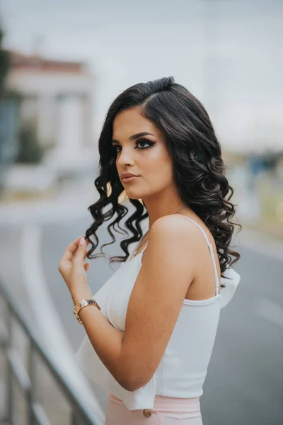 Uma Jovem Morena Encaracolado Modelo Feminino Posando Uma Elegante Blusa — Fotografia de Stock