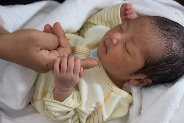 Una Adorable Niña Recién Nacida Durmiendo Una Manta Blanca — Foto de Stock