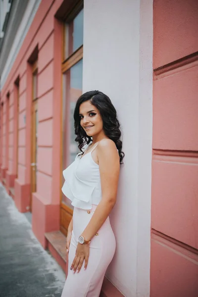 Une Jeune Fille Brune Posant Devant Bâtiment Aux Murs Roses — Photo