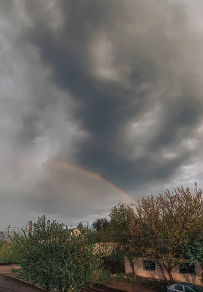 Ein Faszinierender Blick Auf Einen Schönen Regenbogen Nach Dem Regen — Stockfoto