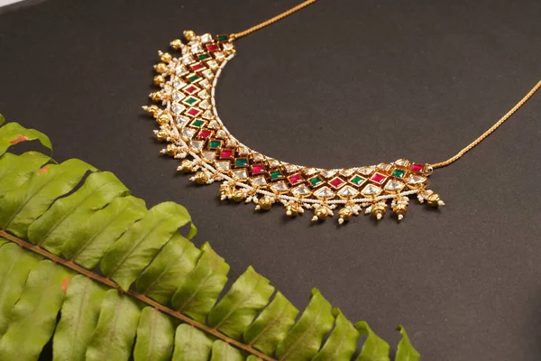 Close Beautiful Necklace Dark Surface Decorated Green Leaf — 스톡 사진