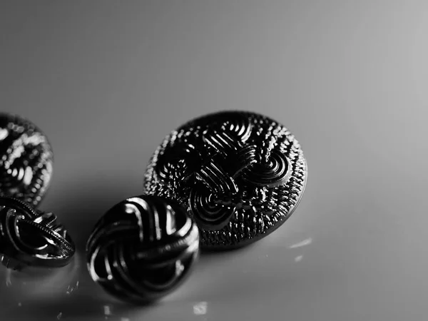 Серый Кадр Декоративных Металлических Кнопок Огнями — стоковое фото