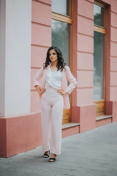 Young Brunette Female Model Posing Front Building Pink Walls Elegant — 스톡 사진