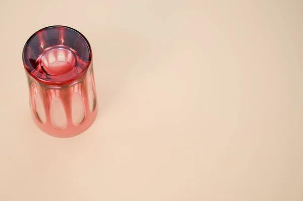 Een Close Shot Van Een Rood Glas Geïsoleerd Een Roze — Stockfoto