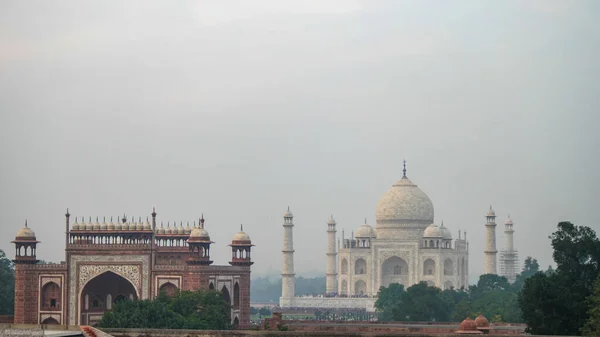 Mauzoleum Kości Słoniowej Białego Marmuru Taj Mahal Południowym Brzegu Rzeki — Zdjęcie stockowe