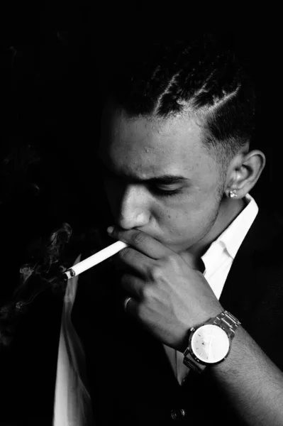 Ein Cooler Und Gutaussehender Mob Der Zigarette Graustufen Raucht — Stockfoto