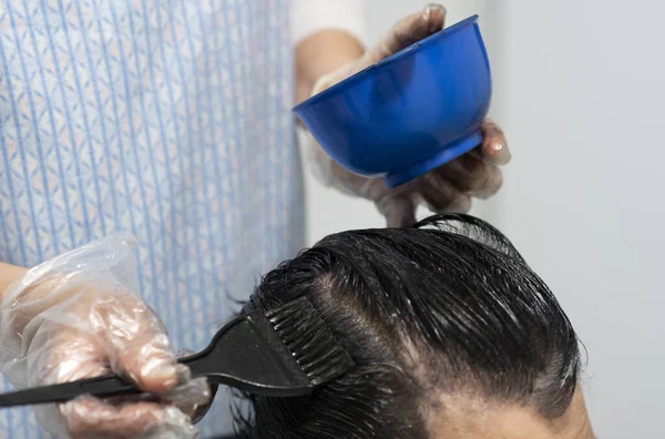 Cabeleireiro Com Luvas Plástico Uso Único Morrendo Raízes Cabelo Uma — Fotografia de Stock