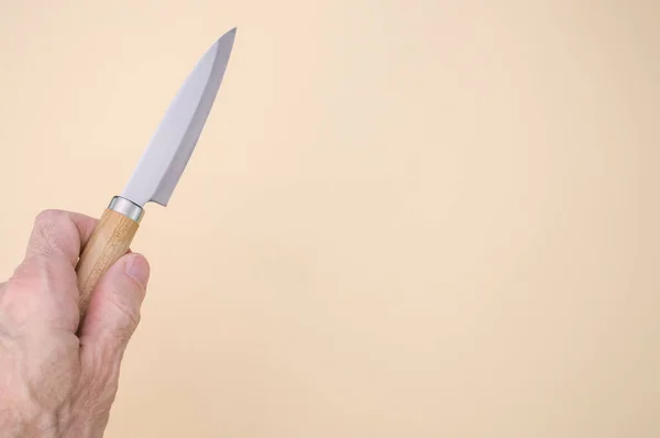 Närbild Bild Manlig Hand Som Håller Klassisk Japansk Kniv Isolerad — Stockfoto