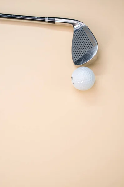 Tiro Vertical Uma Bola Golfe Clube Isolado Fundo Rosa — Fotografia de Stock