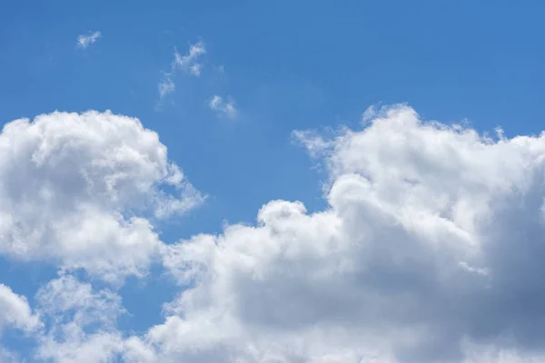 Mavi Gökyüzünde Pamuk Benzeri Bulutların Doğal Görüntüsü — Stok fotoğraf