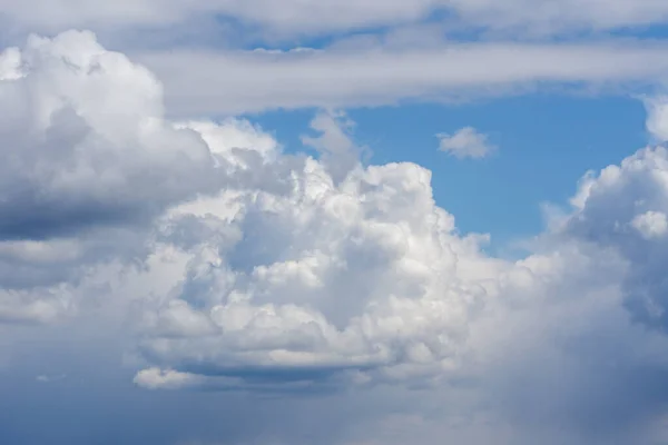 Sebuah Pemandangan Alami Awan Seperti Kapas Langit Biru Dengan Ruang — Stok Foto