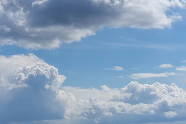 Una Vista Natural Las Nubes Algodón Cielo Azul Con Copyspace — Foto de Stock