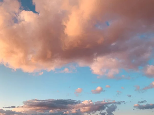 夕暮れ時の空のピンク色のふわふわした雲の美しい景色 — ストック写真