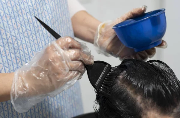 Cabeleireiro Com Luvas Plástico Uso Único Morrendo Raízes Cabelo Uma — Fotografia de Stock