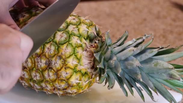 Maschio Affetta Mano Ananas Maturo Una Tavola Cucina — Video Stock