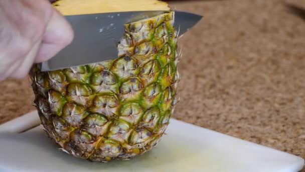 Une Main Masculine Tranche Ananas Mûr Sur Une Planche Dans — Video