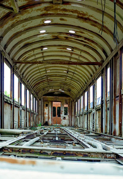 Eine Vertikale Aufnahme Eines Innenraums Eines Verlassenen Gebäudes — Stockfoto