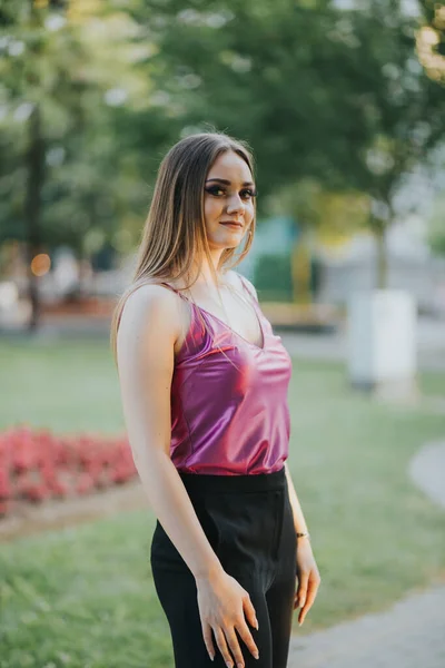 Una Splendida Femmina Caucasica Elegante Abito Viola Nero Posa Nel — Foto Stock