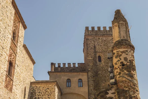 Tiro Ângulo Baixo Mosteiro Real Santa Maria Guadalupe Cáceres Espanha — Fotografia de Stock