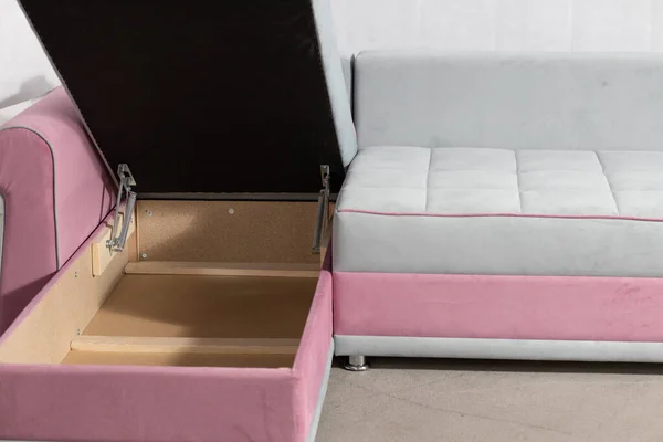 舒适的灰色和粉色沙发与凸起的座位 — 图库照片