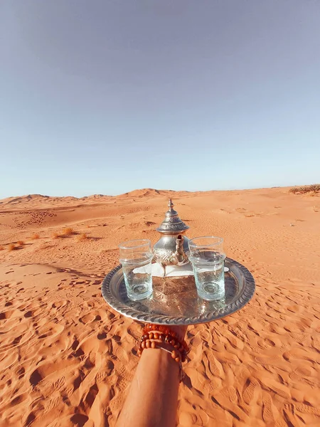 Una Mano Sosteniendo Una Bandeja Metal Con Juego Fondo Desierto — Foto de Stock