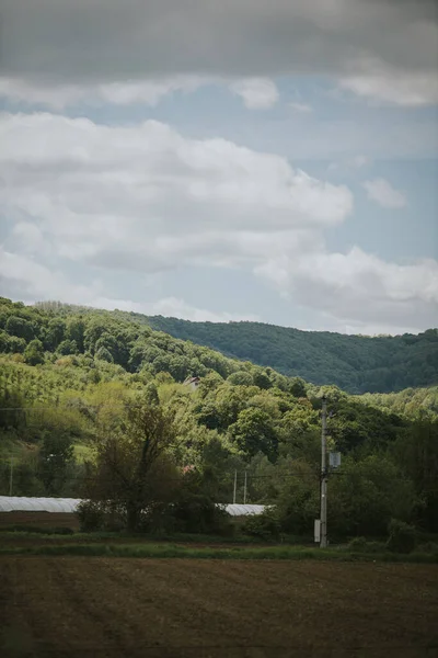 Tiro Vertical Uma Bela Paisagem Rural Com Terras Agrícolas Montanhas — Fotografia de Stock