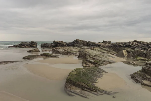 スペインのガリツィアの海岸の岩の閉鎖ショット — ストック写真