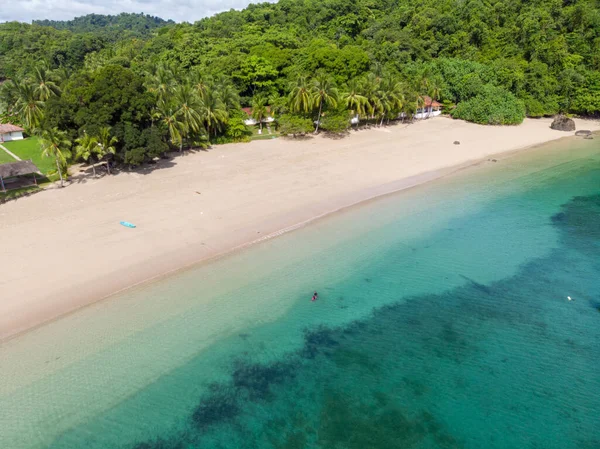 Una Vista Aérea Playa Bañada Por Agua Azul Del Océano — Foto de Stock