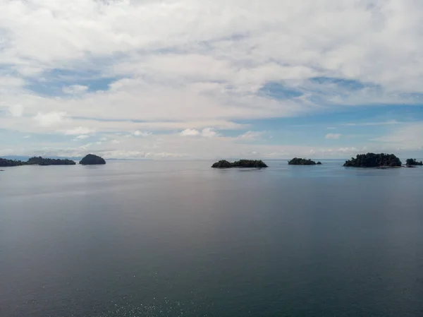 Endonezya Mavi Bulutlu Gökyüzünün Altında Güzel Bir Deniz Görüntüsü — Stok fotoğraf