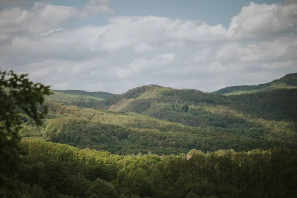 Een Prachtig Landschap Met Beboste Bergen Onder Een Bewolkte Hemel — Stockfoto