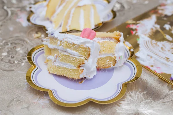 ベージュのテーブルクロスに隔離されたプレート上の誕生日ケーキの作品のトップビュー — ストック写真