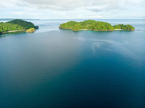 Belo Tiro Mar Sob Céu Azul Nublado Indonésia — Fotografia de Stock