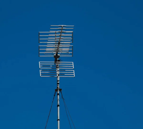 Una Antena Televisión Alta Bajo Cielo Azul Profundo Sin Nubes — Foto de Stock