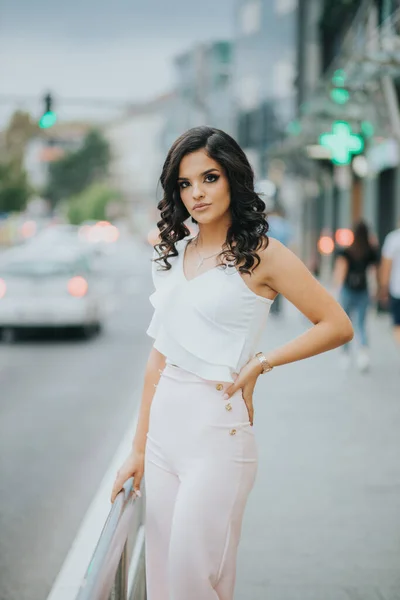 Gorgeous Caucasian Female Elegant Pink White Outfit Posing Background Street — стоковое фото