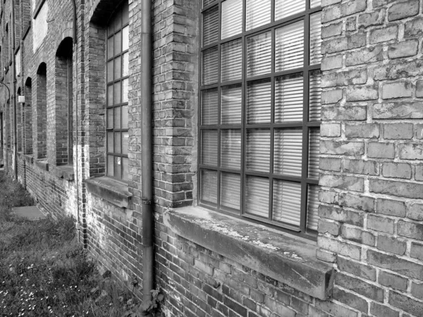 Una Prospettiva Vecchio Edificio Mattoni Con Finestre Sbarrate — Foto Stock