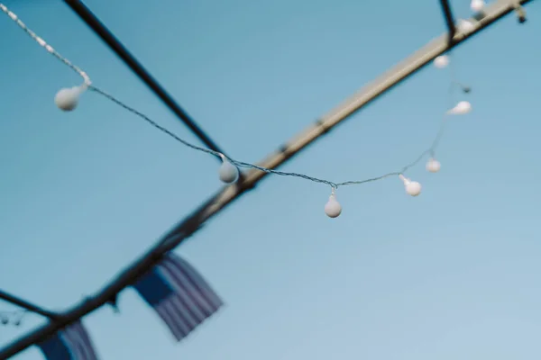 Petits Drapeaux Lumières Américains Suspendus Avec Ciel Bleu Sur — Photo