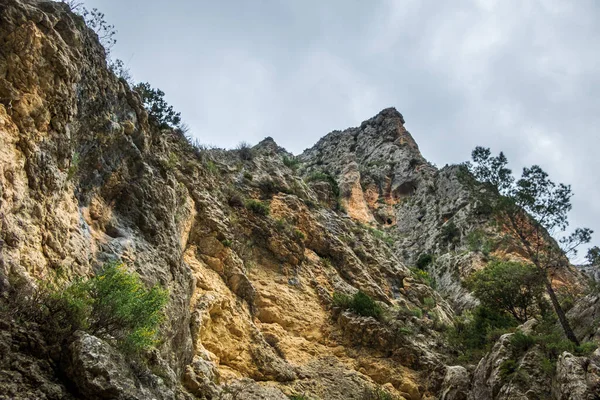 Unas Fascinantes Formaciones Rocosas Montañosas Sobre Fondo Del Cielo — Foto de Stock