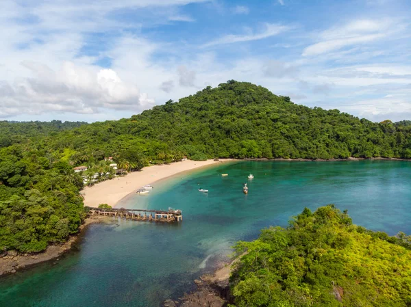 Una Vista Aerea Della Spiaggia Bagnata Dall Acqua Blu Dell — Foto Stock