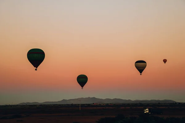 Μια Υπέροχη Θέα Των Αερόστατων Που Επιπλέουν Στο Φόντο Του — Φωτογραφία Αρχείου