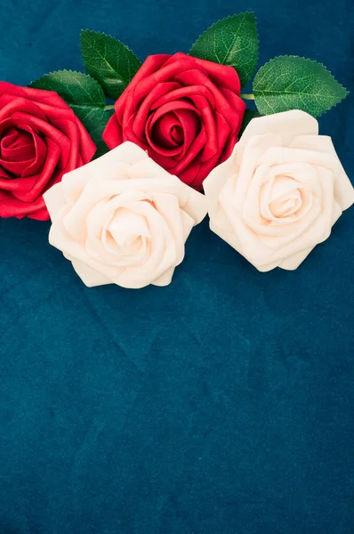 深蓝色背景上的白色和红色花朵的垂直照片 — 图库照片