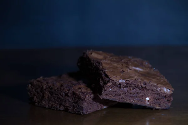 Dos Trozos Pastel Chocolate Sobre Fondo Oscuro — Foto de Stock